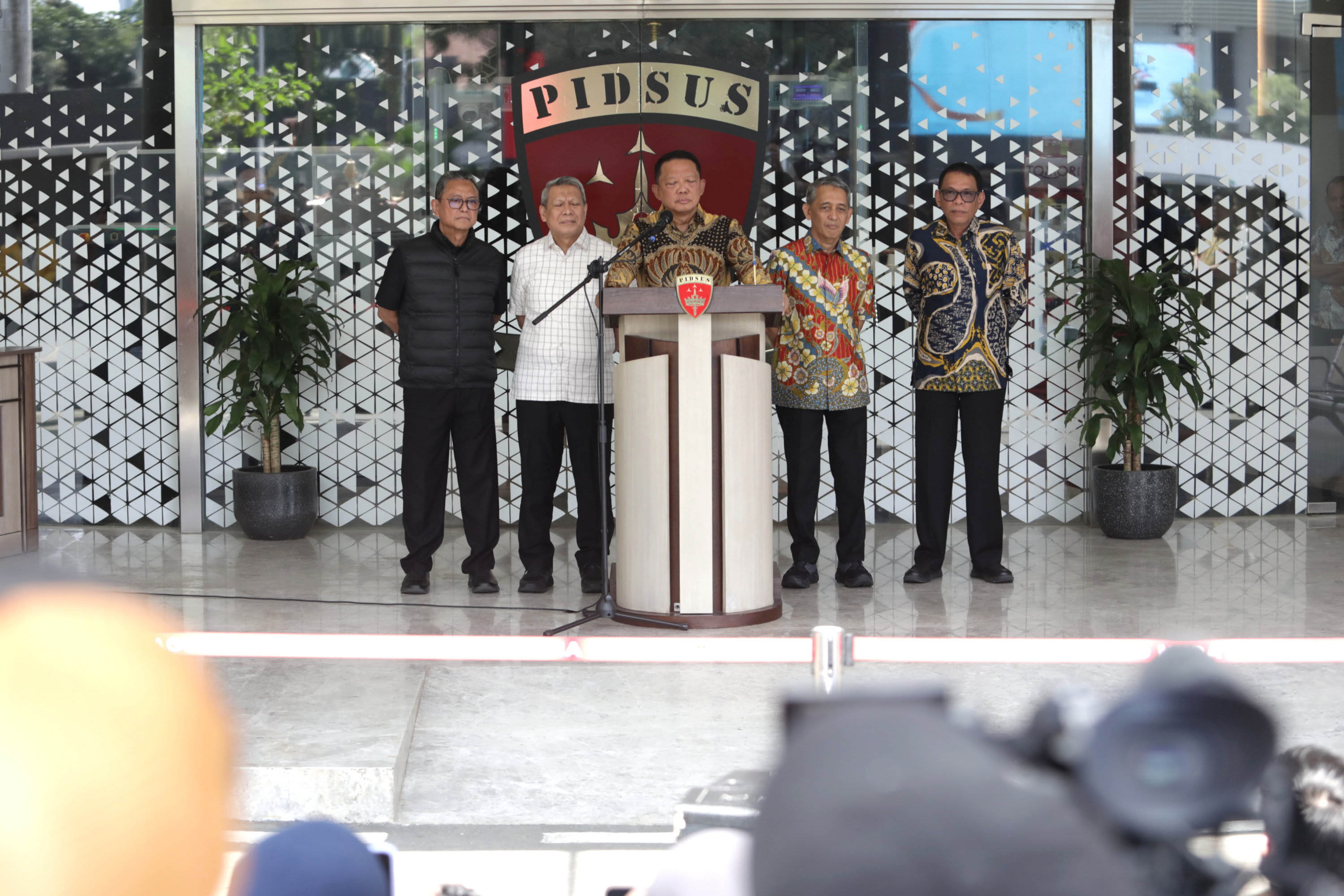 TOLAK MUNDUR - Jaksa Agung Muda Tindak Pidana Khusus (Jampidsus) Kejaksaan Agung Febrie Adriansyah memberikan keterangan saat konferensi pers di Gedung Bundar Kejaksaan Agung, Jakarta, Jumat (10/7/2026). Dalam keterangannya, Febrie Adriansyah menegaskan bahwa dirinya tetap menjalankan tugas dan tidak mundur dari jabatannya dan dirinya menghormati penegakan hukum yang dilakukan Korps Pemberantasan Tindak Pidana Korupsi (Kortas Tipikor) Polri terhadap tiga kasus dugaan korupsi. TRIBUNNEWS/IRWAN RISMAWAN