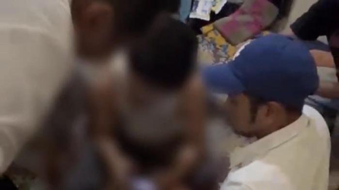 TEROR BOM - MY (34), pelaku pengirim pesan teror bom kepada guru SDN Srengseng Sawah 15 Pagi, Jagakarsa, Jakarta Selatan, ditangkap polisi tak jauh dari sekolah dalam kondisi mengenakan kaos kutang, Senin (13/7/2026). Penangkapan ini menjadi bagian dari kasus teror bom yang sempat mengganggu MPLS dan kini tengah didalami motifnya oleh polisi bersama Densus 88.