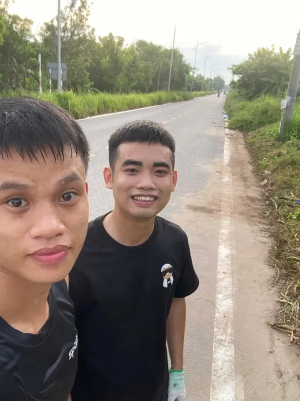 Hoang Van Hung (left) and Dam Quang Linh cut grass on a street corner in Van Giang commune, Hung Yen province, early June. Photo: Provided by character