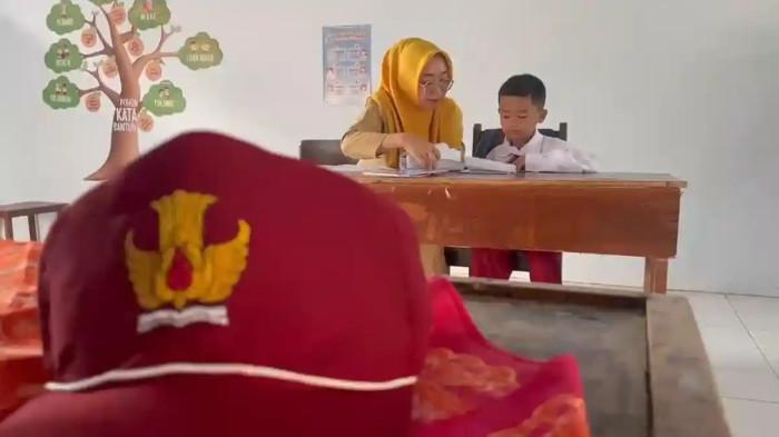 SISWA BARU - Potret satu siswa baru yang duduk di Kelas 1 SD Negeri Mojongapit 3, Dusun Weru, Desa Mojongapit, Kecamatan Jombang, Kabupaten Jombang, Jawa Timur, Senin (13/7/2026). Jumlah siswa di sekolah kini hanya tersisa 39 orang.