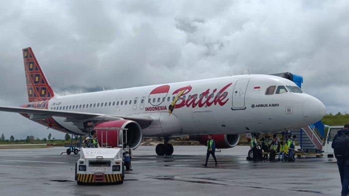 Pesawat Airbus A320 Batik Air parkir di apron Terminal 2 Bandara Internasional Soekarno-Hatta, Banten, setelah baru saja mendarat dalam penerbangan dari Bandara Sipinsur di Sumatera Utara, Minggu 15 Oktober 2023.
