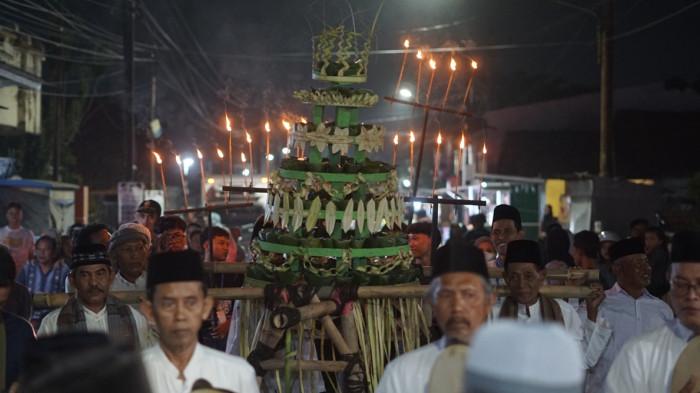 FESTIVAL BUBUR SURO - Wali Kota Pekalongan Achmad Afzan Arslan Djunaid didampingi Kepala Perwakilan Bank Indonesia (BI) Tegal Bimala, saat menghadiri festival bubur suro di depan kelurahan Krapyak, Kecamatan Pekalongan Utara, Kota Pekalongan, Minggu (12/7/2026) malam.