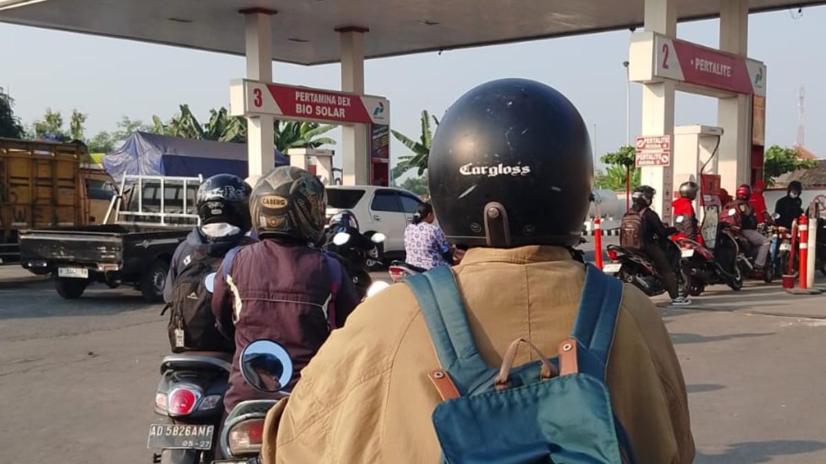 Potret antrean kendaraan pada jalur pertalite di SPBU Kebakkramat, Karanganyar Senin (13/7/2026).  Meski penghasilannya pas-pasan, ojol di Karanganyar tetap memilih mengisi motornya dengan Pertamax.