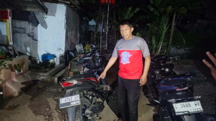 TABRAKAN MOTOR - Anggota Polsek Padaherang memperlihatkan kondisi dua sepeda motor yang sudah mengalami kecelakaan lalulintas di jalan raya nasional Pangandaran depan Polsek Padaherang, Senin (13/7/2026) malam