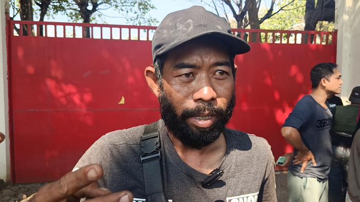 SAKSI - Dede (34), tetangga pemilik warung yang ditabrak truk pengangkut ribuan botol air mineral di tanjakan Gronggong, Desa Ciperna, Kecamatan Talun, Kabupaten Cirebon, Senin (13/7/2026) siang.