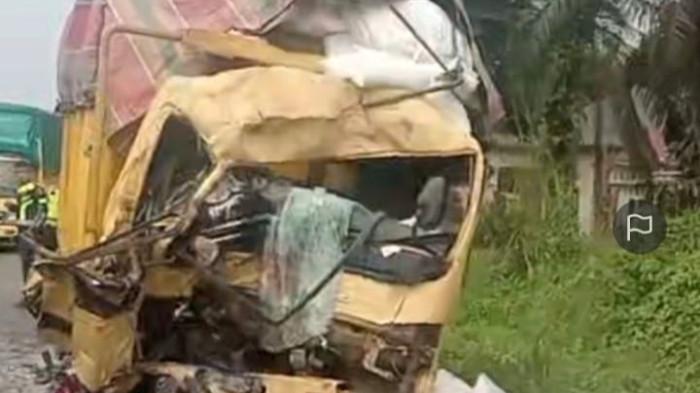 KECELAKAAN -Kecelakaan dua truk di Tebo diduga terjadi setelah sebuah truk besar masuk ke jalur berlawanan hingga menewaskan satu sopir.