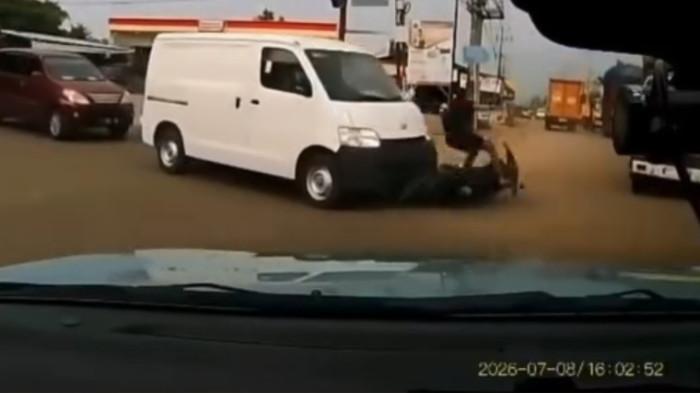 KECELAKAAN- Sebuah insiden kecelakaan lalu lintas yang hampir saja merenggut nyawa terjadi di kawasan Simpang Ahok, Kota Jambi. Peristiwa yang berlangsung pada Rabu sore, 8 Juli 2026 sekitar pukul 16:02 WIB ini terekam jelas oleh kamera dashcam mobil pengendara lain dan mendadak viral setelah diunggah ke media sosial