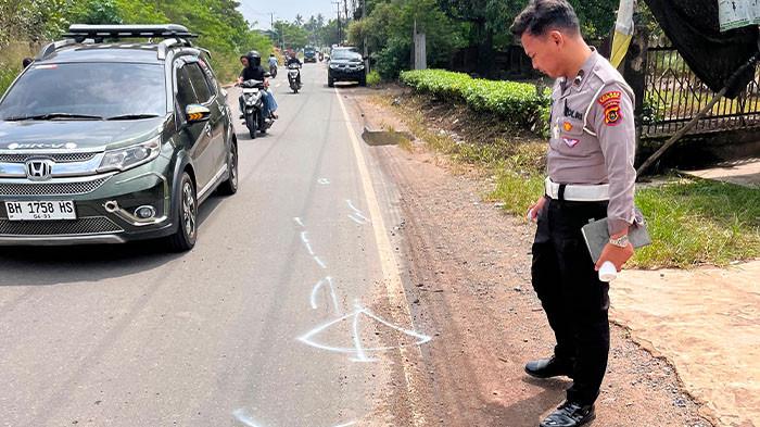KECELAKAAN-Seorang pengendara sepeda motor tewas terlindas truk di Muaro Jambi setelah sopir truk diduga gagal menjaga jarak aman.