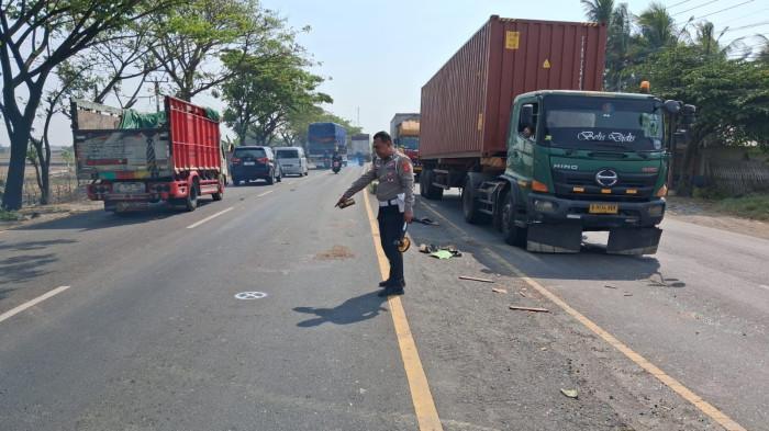 TKP KECELAKAAN - Polisi mengatur lalu lintas di lokasi kecelakaan maut di kawasan jalur Pantura, tepatnya Desa Kiarajaran Kulon, Kecamatan Lohbener, Kabupaten Indramayu, pada Minggu (12/7/2026).