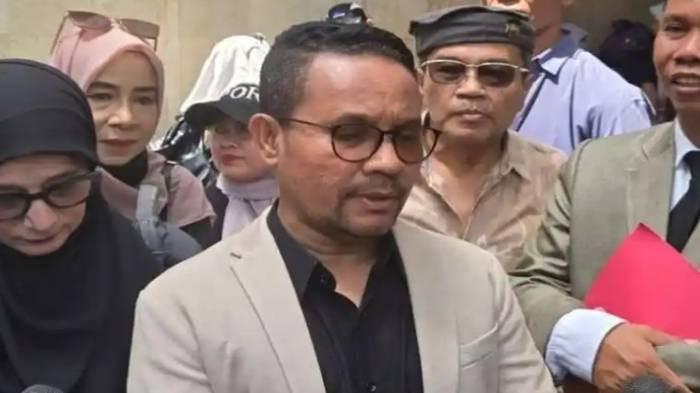 DIPECAT - Abdul Gafur Sangadji (tengah) dan Ahmad Khozinudin (memegang map) ketika diwawancarai awak media. Abdul kini dipecat oleh Ahmad Khozinudin dari tim pengacara Roy Suryo.