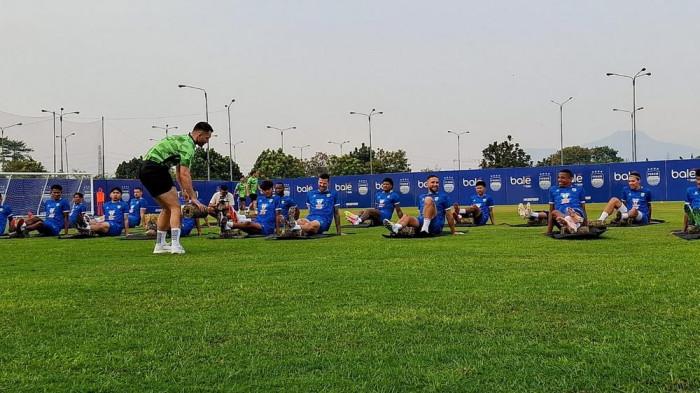 LATIHAN PERDANA - Persib Bandung resmi menggelar latihan perdana di lapangan pendamping Stadion GBLA pada Sabtu (11/7/2026) sebagai awal persiapan musim 2026/2027.