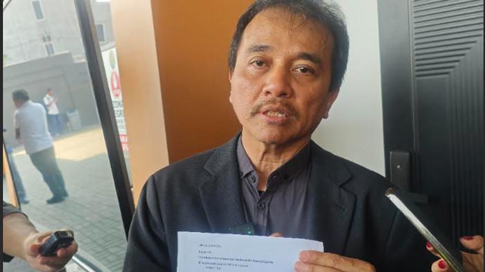CABUT KUASA HUKUM - Tersangka kasus dugaan pelanggaran UU ITE terkait tuduhan ijazah palsu Presiden ke-7 RI, Joko Widodo, Roy Suryo menunjukkan dokumen bahwa dirinya telah mencabut kuasa terhadap tim pengacaranya, TAAKAA yang dipimpin Ahmad Khozinudin. (Rahmat Fajar Nugraha)