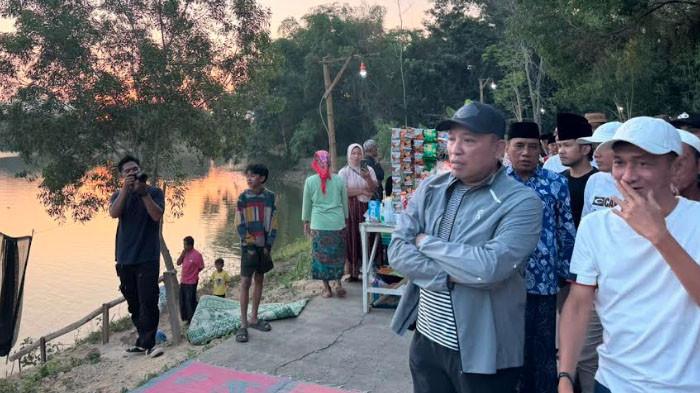WISATA WADUK KLAMPIS - Bupati Sampang, Slamet Junaidi, saat mengunjungi Wisata Waduk Klampis, Kecamatan Kedungdung, Kabupaten Sampang, Madura, Minggu (12/7/2026) sore. Destinasi yang berada di wilayah Kecamatan Kedungdung itu dinilai memiliki daya tarik alam yang mampu menjadi salah satu ikon wisata baru di Kabupaten Sampang.