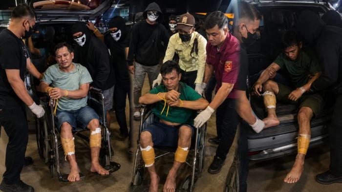 KOLASE - Tiga pelaku pembunuhan dan bandar narkoba di Katingan Kalteng tiba di RS Kramat Jati ditembak kakinya karena sempat melAwan polisi, Jakarta Timur, Kamis (9/7/2026).