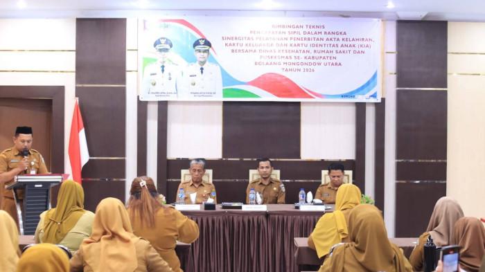 BIMTEK - Wakil Bupati Boltara Mohammad Aditya Pontoh saat membuka Bimtek Pencatatan Sipil.