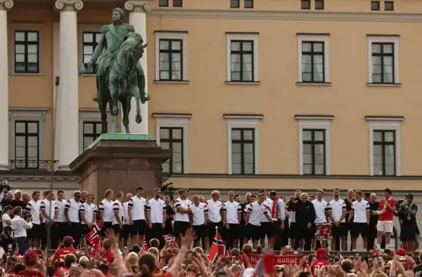 Ratusan ribu warga Norwegia tumpah ruah di Oslo untuk sambut Timnas Norwegia Ratusan ribu warga Norwegia tumpah ruah di Oslo untuk sambut Timnas Norwegia