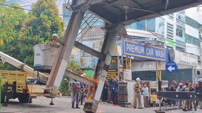 Proses evakuasi JPO yang nyaris ambruk di Jalan Kapten Tendean