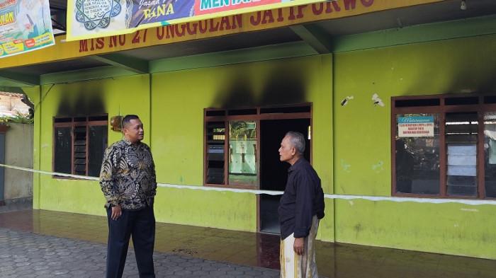 DIBAKAR OTK - Pengurus yayasan sekolah Abdul Rokhman dan pihak kecamatan mengecek kondisi aula MTs NU 27 Unggulan Jatipurwo di Dukuh Gempol Kuning, Desa Jatipurwo, Kecamatan Rowosari, Kabupaten Kendal, Jawa Tengah, setelah dibakar orang tak dikenal (OTK), Selasa (14/7/2026).