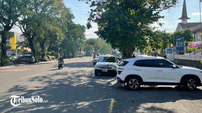 TARIF PARKIR - Ilustrasi lokasi parkir di kota Solo, belum lama ini. Perubahan zona dan tarif parkir di sejumlah ruas jalan Kota Solo Jawa Tengah tinggal selangkah lagi diterapkan. 