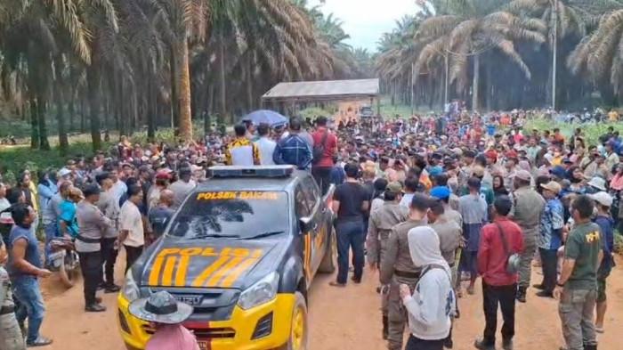 Warga dari delapan Desa di Kabupaten Bangka saat mendatangi PT GML di Desa Mabat, Kecamatan Bakam, Kabupaten Bangka, Jumat (10/7/2026)