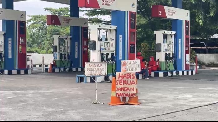 BBM LANGKA- Kondisi salah satu SPBU di Kota Medan yang kehabisan stok BBM pada Senin (13/7/2026). Papan pemberitahuan bertuliskan “Maaf Pertamax Habis” dan “Habis Semua Jangan Nanya Lagi” dipasang di area pengisian menyusul kosongnya pasokan sejumlah jenis BBM sejak Minggu (12/7/2026).