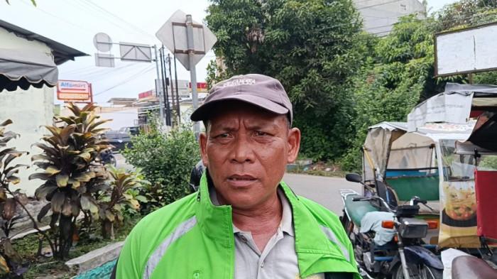 BBM LANGKA - Arman, tukang becak motor ketika diwawancarai soal kelangkaan bahan bakar minyak (BBM) di Medan, Selasa (14/7/2026). Akibatnya, untuk antar jemput penumpang khawatir kehabisan minyak, dan malah dorong becak.