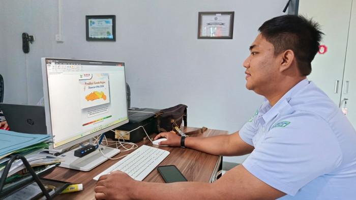 CUACA--Forecaster BMKG Klimatologi Gorontalo, Muhammad Yandar Saputra saat sedang memantau cuaca dari komputer kantor, Senin (11/5/2026). Sumber foto: TribunGorontalo.com/Jefri Potabuga.