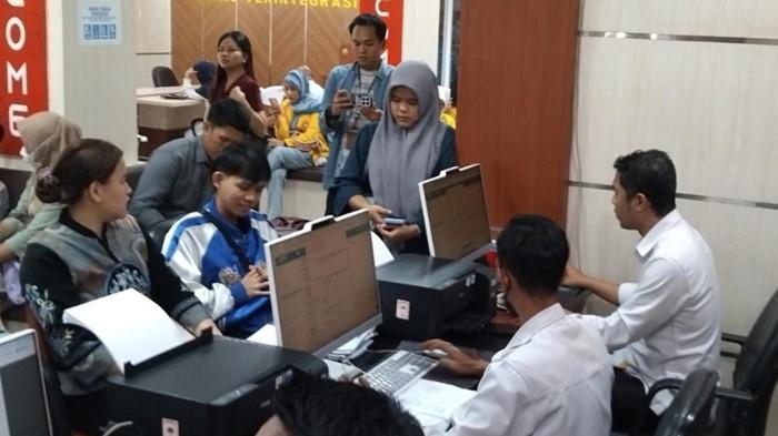 DUGAAN MALAPRAKTIK - Kevin Agustinus (25) resmi melaporkan oknum dokter EN dan manajemen RS Fadhilah Prabumulih ke Polda Sumsel setelah istrinya, Suci Anjeli (22), meninggal dunia sehari pasca-operasi sesar akibat pendarahan hebat.