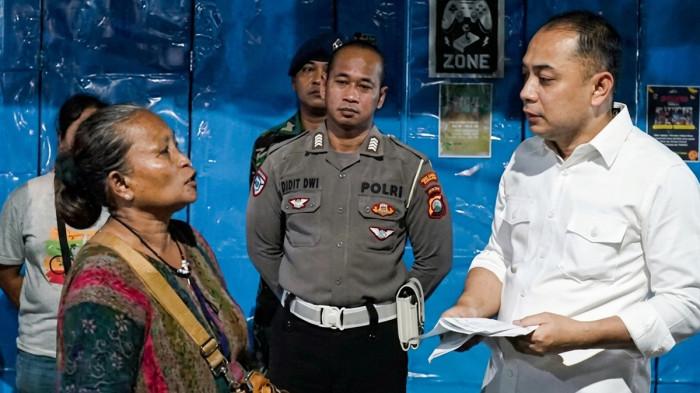 SIDAK DUGAAN PUNGLI - Wali Kota Surabaya, Eri Cahyadi, melakukan inspeksi mendadak (sidak) ke Sentra Wisata Kuliner (SWK) Tambak Wedi, Surabaya, Jawa Timur. Dia menindaklanjuti laporan dugaan pungutan liar (pungli) terhadap pedagang eks kaki Jembatan Suramadu yang direlokasi ke kawasan tersebut.