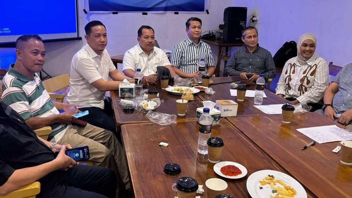 POLEMIK PROGRAM MBG - Forum yayasan mitra MBG Riau saat konferensi pers di Pekanbaru, Minggu (21/6/2026). Mereka meminta BGN meninjau ulang Surat Edaran Nomor 12 Tahun 2026 terkait penghentian insentif SPPG.