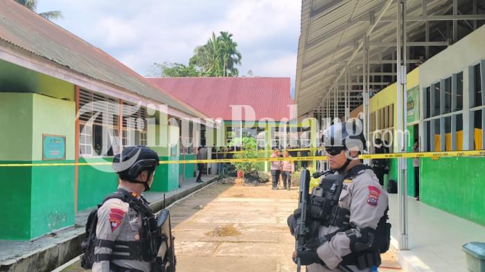 DUGAAN BOM RAKITAN- Personel Satbrimob Polda Sumbar bersenjata lengkap melakukan pengamanan di sekitar MAN 3 Padang, Kelurahan Balai Gadang, Kecamatan Koto Tangah, Kota Padang, Sumatera Barat, Selasa (14/7/2026). Pengamanan ketat tersebut dilakukan menyusul adanya laporan dugaan temuan benda mirip bom rakitan di lingkungan sekolah.