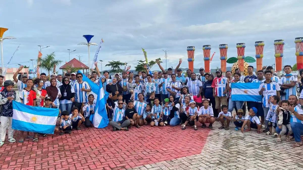 SORAK PIALA DUNIA - Fans Tim Nasional (Timnas) Argentina yang tergabung dalam La Albiceleste Fakfak saat berkumpul di Ruang Terbuka Hijau (RTH) KH Ma'ruf Amin Jalan Dr Salasa Namudat pasca kemenangan Argentina vs Mesir dan memastikan diri lolos ke perempat final, Rabu (8/7/2026)