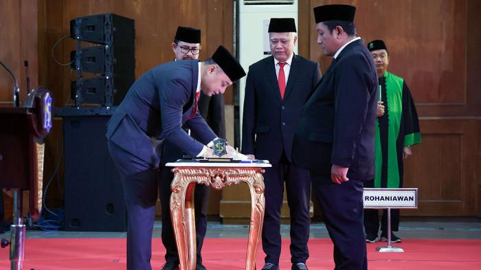 MUTASI LURAH TAMBAK WEDI - Wali Kota Surabaya, Eri Cahyadi, memutasi Lurah Tambak Wedi, Muchamad Yusufian, menjadi Kepala Seksi Pemerintahan dan Pelayanan Publik Kelurahan Kalisari pada Kamis (9/7/2026). Pergeseran jabatan itu dilakukan tidak lama setelah inspeksi mendadak (sidak) di Sentra Wisata Kuliner (SWK) Tambak Wedi, Surabaya, Jawa Timur. Wali Kota mengungkap dugaan praktik pungutan liar (pungli) oleh pengelola SWK terhadap pedagang.