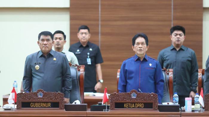 PEMAPARAN - Gubernur Sulawesi Utara, Yulius Selvanus Komaling (YSK), memaparkan -02