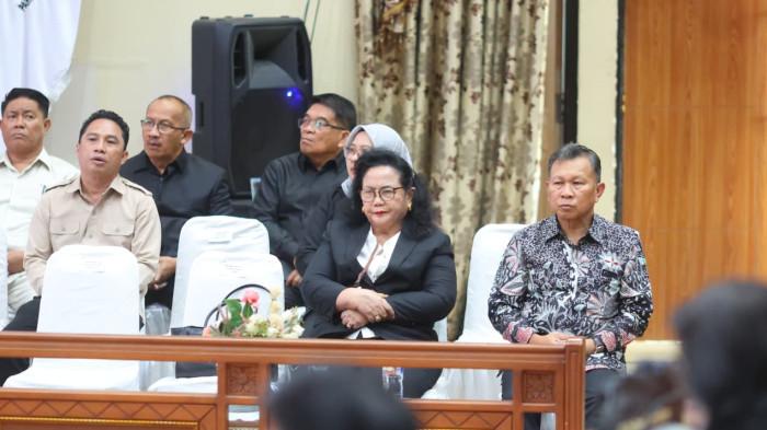 PEMAPARAN - Gubernur Sulawesi Utara, Yulius Selvanus Komaling (YSK), memaparkan=04