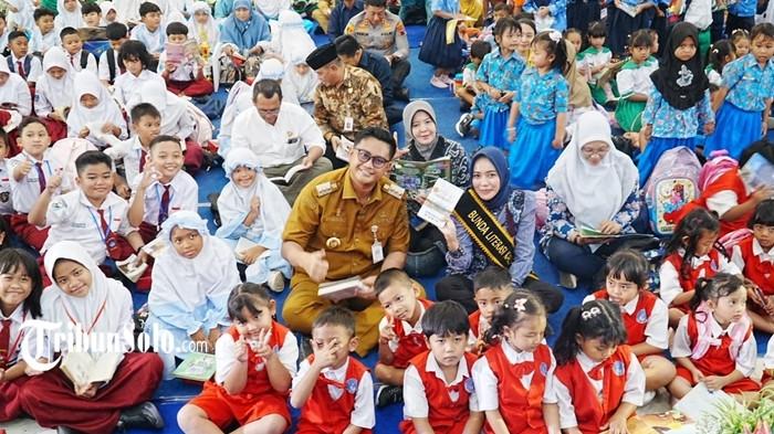 EVENT MEMBACA - Ratusan pelajar mengikuti kegiatan Klaten Membaca Massal pada puncak Klafiesta 2026 di Gedung Sunan Pandanaran (RSPD) Klaten, Selasa (14/7/2026). Klafiesta 2026 berlangsung selama tiga hari, 13-15 Juli 2026, dan ditutup pada Rabu (15/7/2026).
