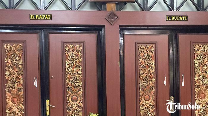 BUKA SEGEL - Komisi Pemberantasan Korupsi (KPK) membuka segel sejumlah ruangan di kompleks Kantor Bupati Sukoharjo setelah selesai melakukan penggeledahan dalam penyidikan kasus dugaan pemerasan terhadap organisasi perangkat daerah (OPD) yang menjerat Bupati Sukoharjo nonaktif, Etik Suryani. Penyegelan yang sebelumnya dilakukan pada ruang kerja Bupati Sukoharjo dan ruang rapat resmi dicabut pada Selasa (14/7/2026).