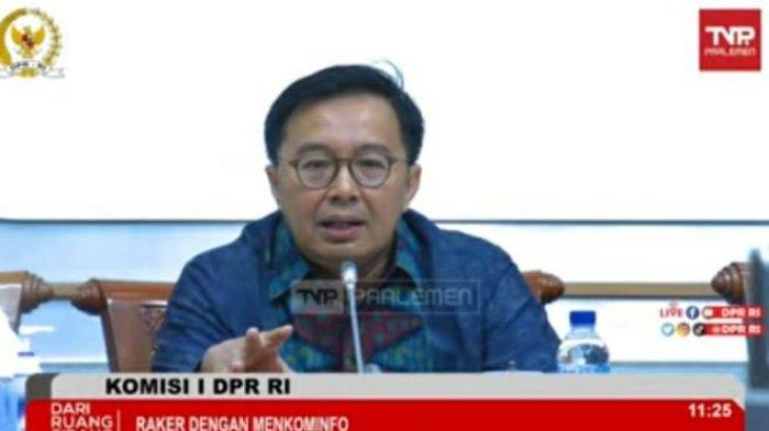 Anggota Komisi I DPR RI dari Fraksi Partai Golkar Bobby Adhityo Rizaldi saat rapat kerja bersama Kemenkominfo di Gedung DPR RI, Kompleks Parlemen, Senayan, Jakarta Pusat, Rabu (23/11/2022).