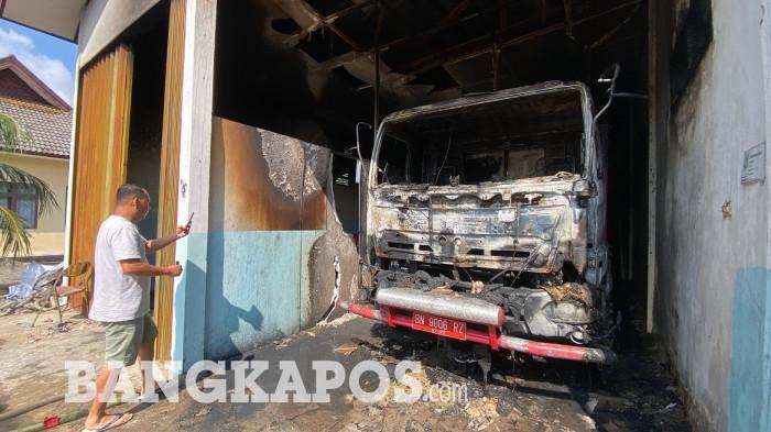 MOBIL DAMKAR TERBAKAR — Satu unit mobil damkar milik Pemkab Bangka Barat saat terparkir di garasi kantor Satpol PP dan Damkar Bangka Barat, Minggu (12/7/2026).