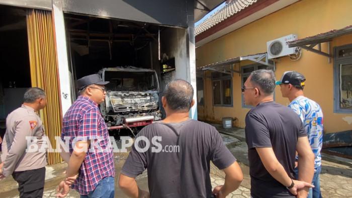 MOBIL DAMKAR HANGUS — Bupati Bangka Barat, Markus saat mengecek langsung kondisi mobil damkar Pemkab Bangka Barat yang terbakar saat terparkir di garasi kantor Dinas Satpol PP dan Damkar Bangka Barat, Minggu (12/7/2026) pagi.