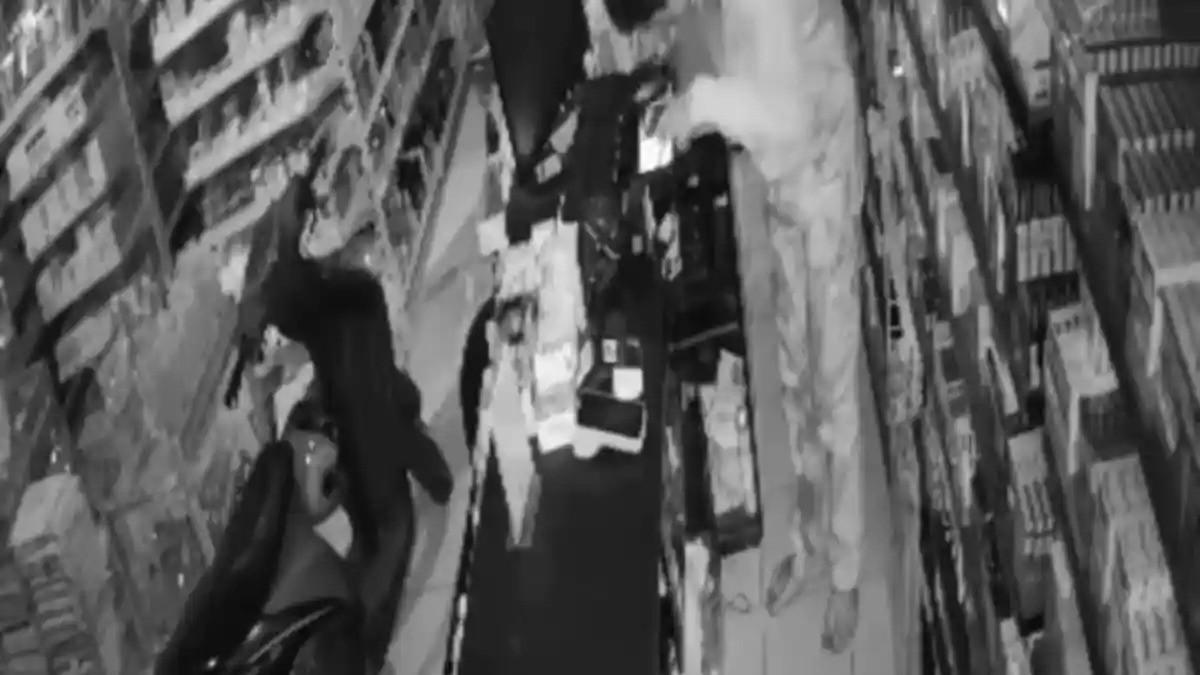 VIDEO CCTV - Tangkapan layar rekaman CCTV terduga pelaku pencurian masuk ke area toko kelontong di Gamping, Kabupaten Sleman. Meski sempat kepergok pemilik, pelaku berhasil kabur.