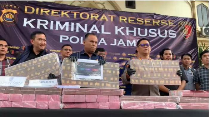 PERETASAN BANK JAMBI - Direktorat Reserse Kriminal Khusus (Direskrimsus) Polda Jambi berhasil menangkap tiga pelaku peretasan Bank Pembangunan Daerah (BPD) Jambi atau Bank Jambi. Dalam ekspose di Mapolda Jambi, Selasa (14/7/2026), Dirreskrimsus Kombes Pol Taufik Nurmandia mengatakan ada tiga pelaku peretasan.