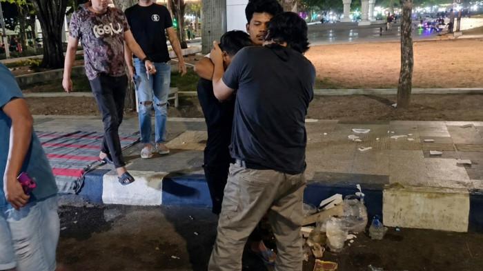 PROSES PENANGKAPAN - Sejumlah anggota Sat Reskrim Polres Sampang saat mengamankan satu pelaku rudapaksa anak berinisal W (17) di area Alun-alun Trunojoyo Kabupaten Sampang, Madura, Jawa Timur pada Minggu (12/7/2026) malam. Hingga saat ini, dari 27 tersangka sebanyak 13 pelaku telah diamankan.