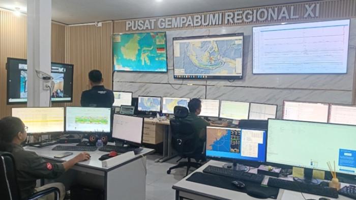 GELOMBANG BESAR - BMKG Balikpapan. Selain mengakibatkan satu orang meninggal dunia, gelombang besar juga merusak sejumlah bangunan di kawasan Pantai Klandasan. 