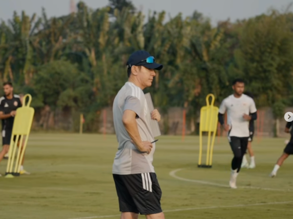 Shin Tae-yong memimpin sesi latihan perdana Persija Jakarta