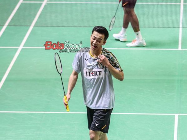 Atlet bulu tangkis tunggal putra Jepang, Kenta Nishimoto, sedang bertanding pada Indonesia Masters 2025 di Istora, Senayan, Jakarta, Rabu (22/1/2025). 