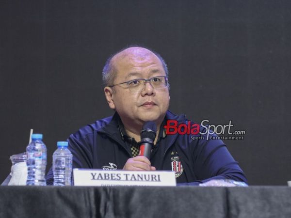 CEO (Chief Executive Officer) Bali United, Yabes Tanuri, sedang memberikan keterangan kepada awak media di Bali United Office, Kebon Jeruk, Jakarta, Senin (27/5/2024).