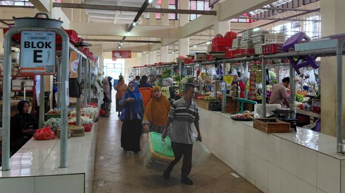 PASAR MANIS- Suasana masyarakat berbelanja di Pasar Manis Purwokerto, Kabupaten Banyumas, Selasa (14/7/2026).