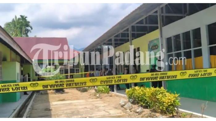 BOM RAKITAN - Kondisi area MAN 3 Padang, Koto Tangah, Kota Padang yang telah dipasangi garis polisi menyusul adanya dugaan bom rakitan, Selasa (14/7/2026). Polisi mengungkap pelaku siswa kelas XII berinisial L nekat merakit bom karena tekanan psikologis akibat perundungan.