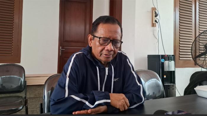 MAHFUD DIPANGGIL DPR - Mantan Ketua Mahkamah Konstitusi yang juga pernah menjabat sebagai Menteri Koordinator Bidang Poltik Hukum dan Keamanan (Menko Polhukam), Mahfud MD, saat ditemui di kawasan Senen Jakarta Pusat, Minggu (26/4/2026). Mahfud menegaskan akan tetap menyatakan pelimpahan dari Polri ke Kejagung terkait kasus Febrie Adriansyah melanggar hukum ketika akan dipanggil DPR.